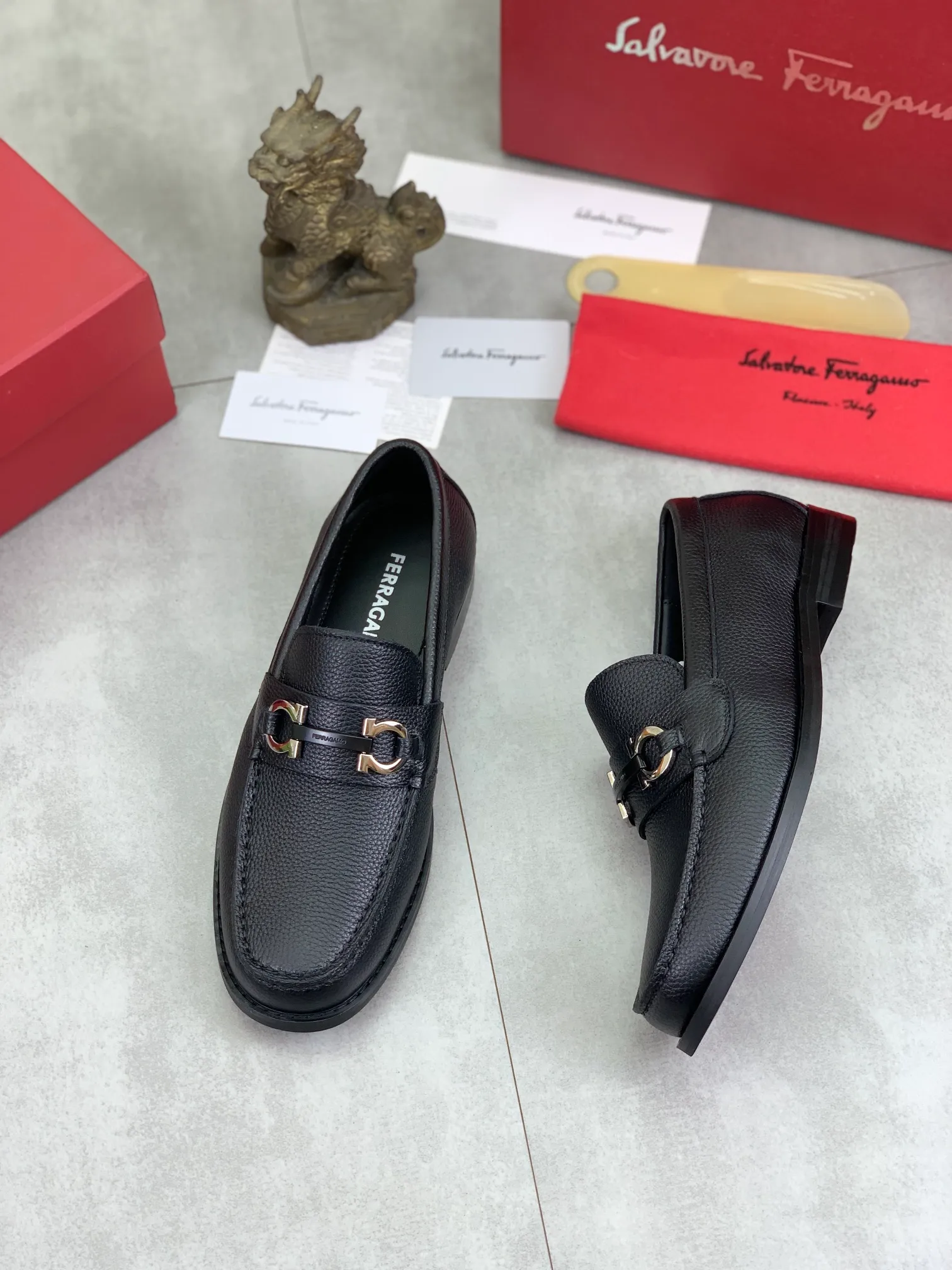 Men's Men's Shoes 💰P460💰[New Style] Water-dyed Niuli 🆘[Salvatore Ferragamo] Ferragamo's latest casual business leather shoes for men! Available at counters simultaneously! The fabric is made of specially imported original calfskin, the lining is made of imported water-dyed cowhide, and the original combination outsole is absolutely luxurious and leads the fashion trend. Matching code: 38-45; 3️⃣ colors available